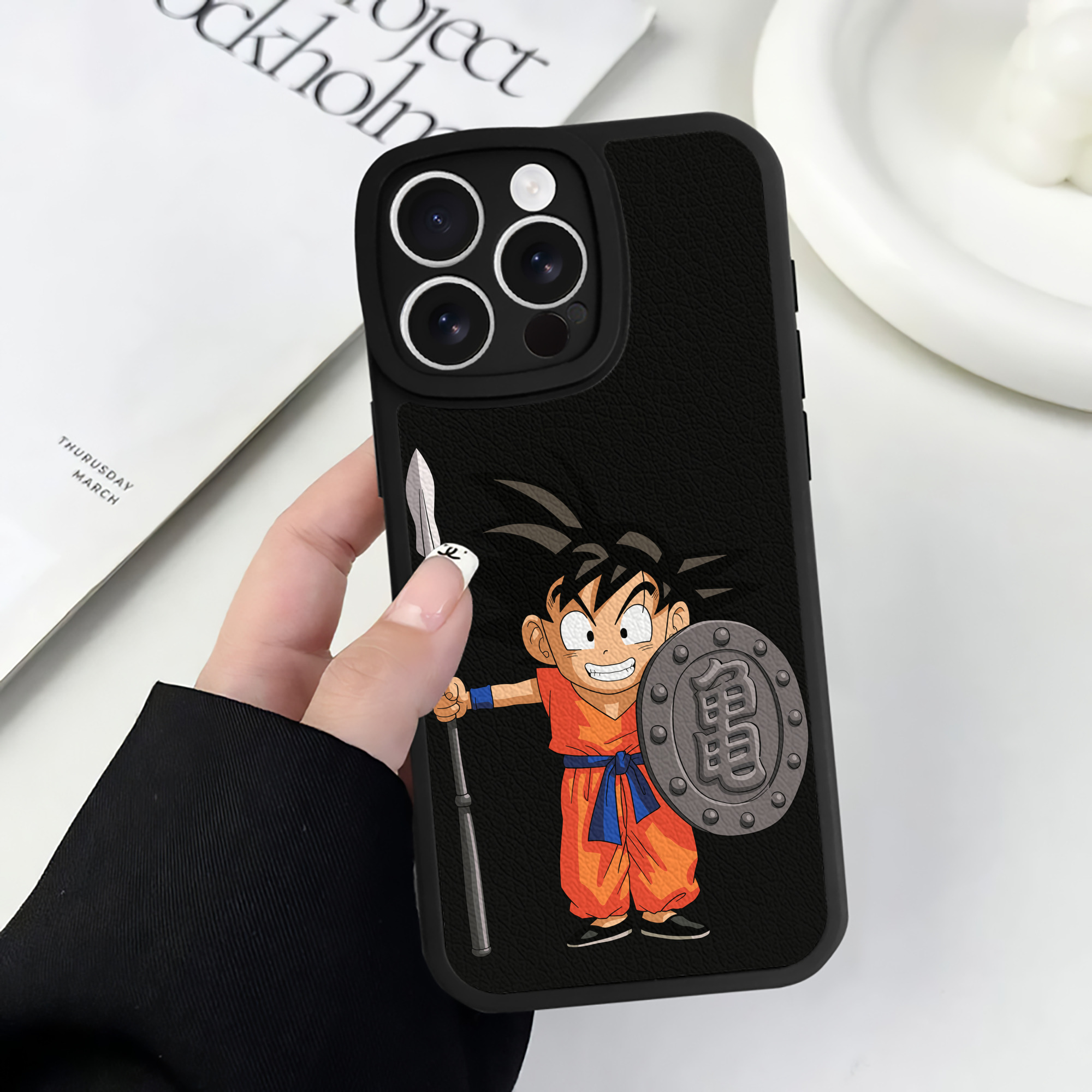 （画像用） ドラゴンボール 孫悟空（そん ごくう）Son Goku カカロット DRAGON BALL Kakarotto 【iPhone 16シリーズ対応】シリコンスマホケース（レザー調） 材質：シリコン